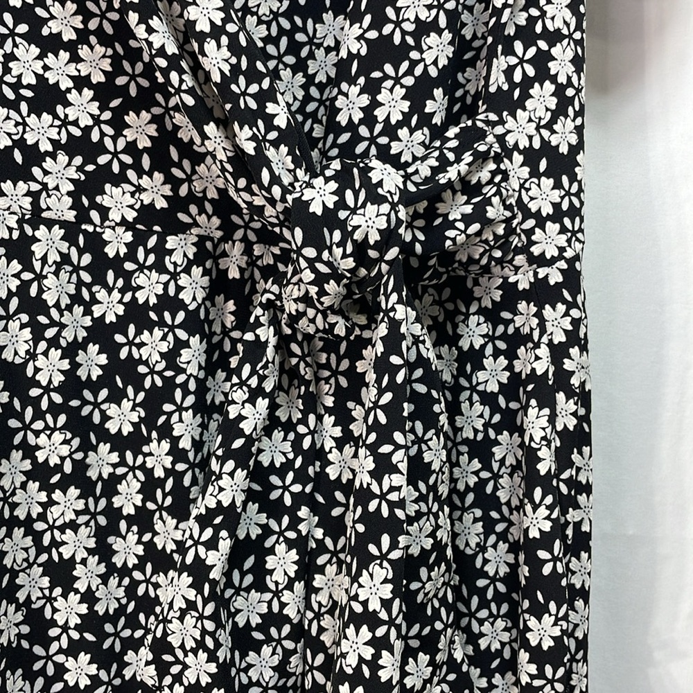 🧳 Signature by Robbie Bee black and white textural floral faux wrap dress - Picture 4 of 5